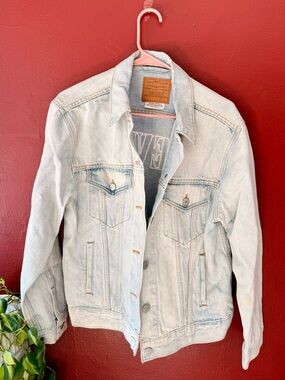 Levi's Premium Light Wash Embroidered Denim Trucker Jacket - Large